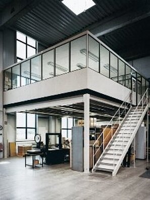 Lagerbühne, speziell in Verbindung mit GEMAC Regalanlagen und Hallenbüros Lagerbühne in Verbindung mit Regalen und Hallenbüros